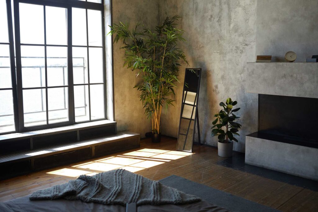 Dormitorio con pared de cemento